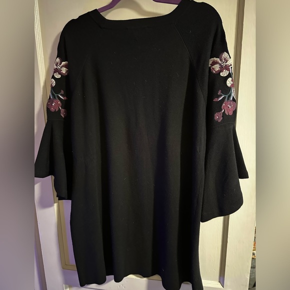 Inc International Concepts Plus  Black Embroidered Tunic Sweater. Bell-Sleeve 2X - Picture 3 of 6